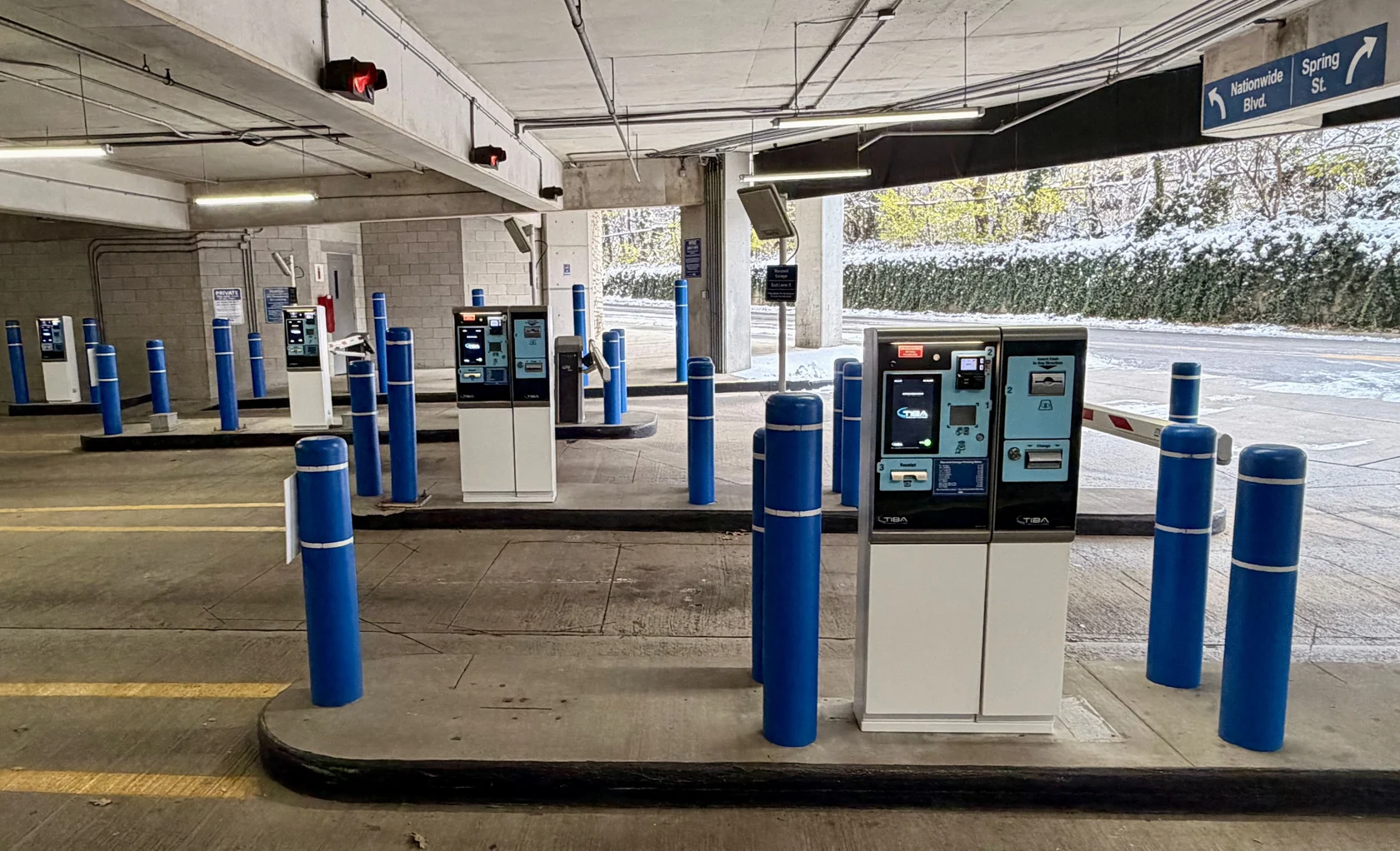 Equipos TIBA Parking Systems en carriles de salida de parking.