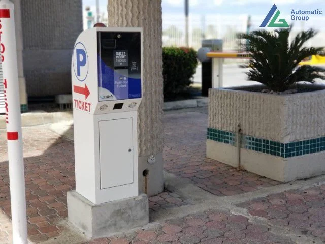 Equipo TIBA Parking Systems en Ponce Hilton, Puerto Rico. Fotografía de Automatic Group.
